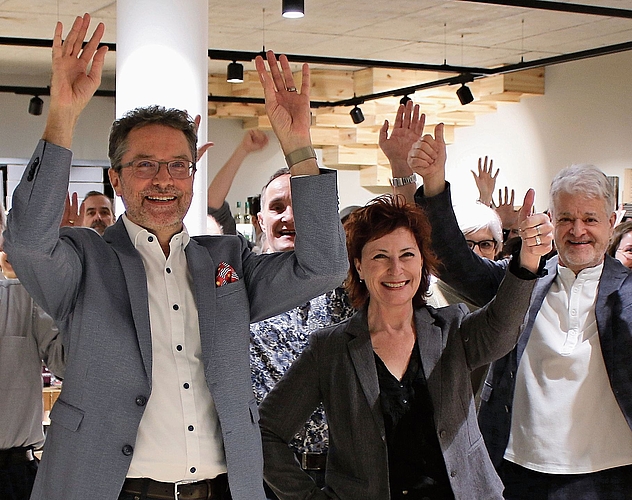 Jubel bei Christian Wassmer und der Präsidentin der Mitte-Ortspartei, Ursi Depentor, während der Wahlfeier. bär Jubel bei Christian Wassmer und der Präsidentin der Mitte-Ortspartei, Ursi Depentor, während der Wahlfeier. bär