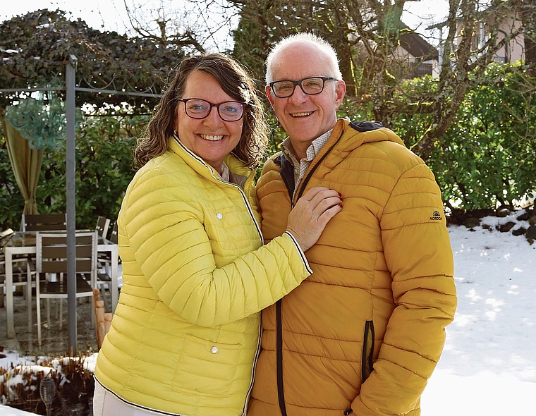 Haben das Lachen nicht verloren Kathrin und Stefan Kalt in ihrem Garten. Melanie Bär
