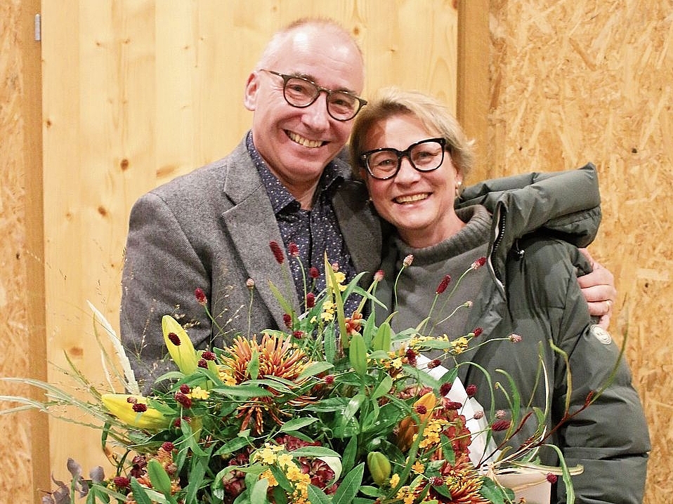 Vogel gratuliert Haas: Die ehemalige Präsidentin der FDP-Ortspartei, Yvonne Vogel, gratuliert Markus Haas. Melanie Bär Vogel gratuliert Haas: Die ehemalige Präsidentin der FDP-Ortspartei, Yvonne Vogel, gratuliert Markus Haas. Melanie Bär