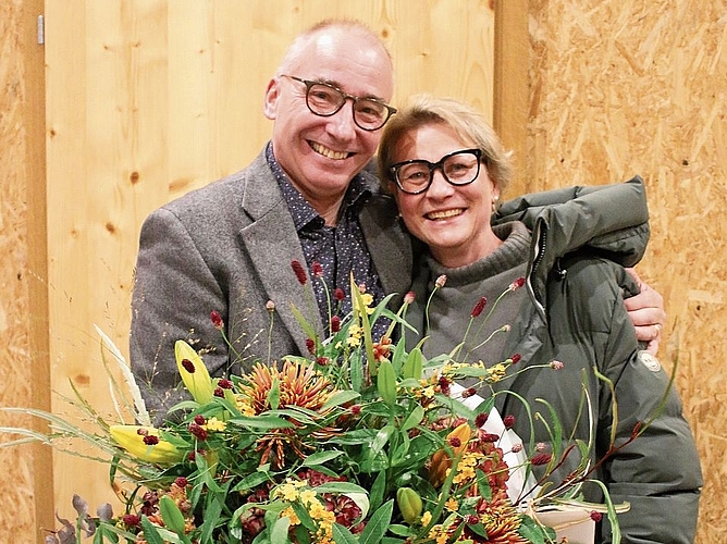 Vogel gratuliert Haas: Die ehemalige Präsidentin der FDP-Ortspartei, Yvonne Vogel, gratuliert Markus Haas. Melanie Bär Vogel gratuliert Haas: Die ehemalige Präsidentin der FDP-Ortspartei, Yvonne Vogel, gratuliert Markus Haas. Melanie Bär