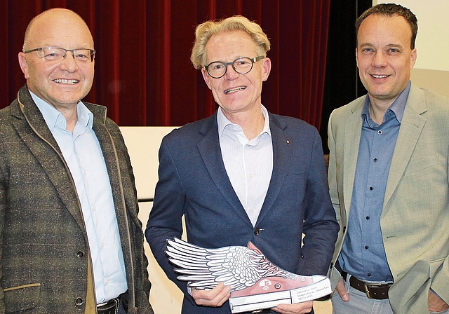 Verabschiedet: Nach einer Amtsperiode traten Consuelo Senn (M.) als Gemeinderat und Pascal Renaud-dit-Louis (l.) als Präsident der Finanzkommission zurück (beide FDP). Thomas Zollinger (SVP) wechselt nach 16 Jahren per Anfang Jahr von der Fi