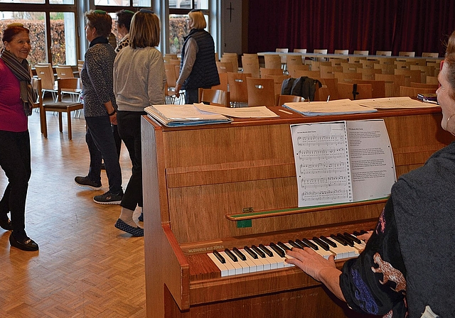 Rhythmikkurs: Andrea Cattel gibt mit Klaviertönen den Takt an. Melanie Bär