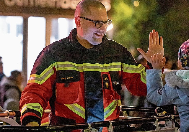 High Five vom Feuerwehrmann. reg