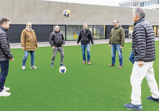 Spiel auf dem Kunstrasen (v.l.) Tobias Steinemann, AFV, Gemeinderat Philippe Rey, Luigi Ponte, AFV-Präsident, Kaspar Blaser, Stadt Baden, Ivano Bonadei, Gemeinde Wettingen, und Robert Gugler, Sportplatzberater AFV. Fabio Baranzini