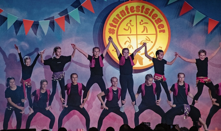 Die Mädchenriege zeigt ihre Pyramide. zVg