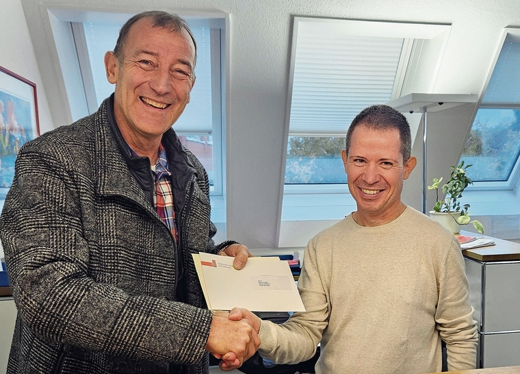 André Siegler (r.) erhält Gratulationen von Gemeindeammann Anton Möckel. zVg