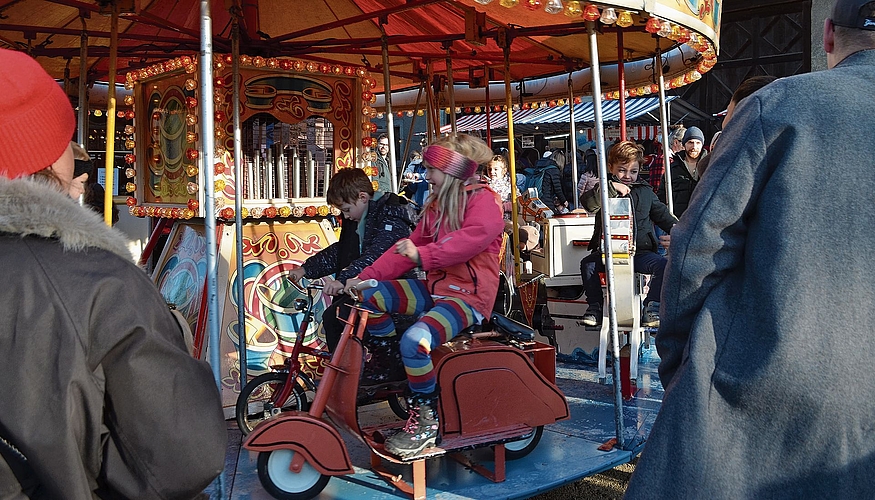 Immer beliebt: Die Kinder geniessen die Fahrt auf dem Karussell. ihk Immer beliebt: Die Kinder geniessen die Fahrt auf dem Karussell. ihk