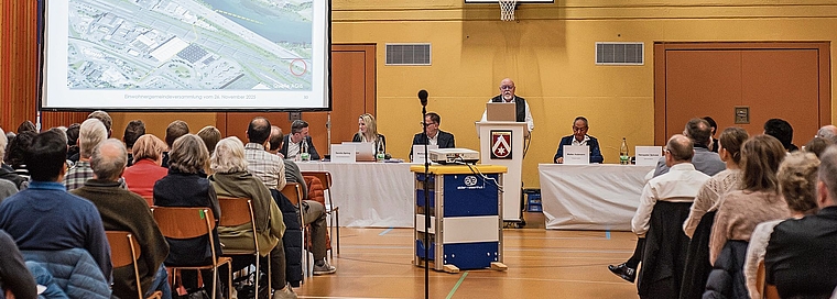 Gemeinderat Hanspeter Schmid stellt an der Gemeindeversammlung das Traktandum Einspeiseschacht vor. Philippe Neidhart