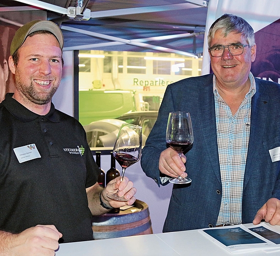 Winzer Christian Steimer und Meinrad Steimer schenken Wein aus. Winzer Christian Steimer und Meinrad Steimer schenken Wein aus.