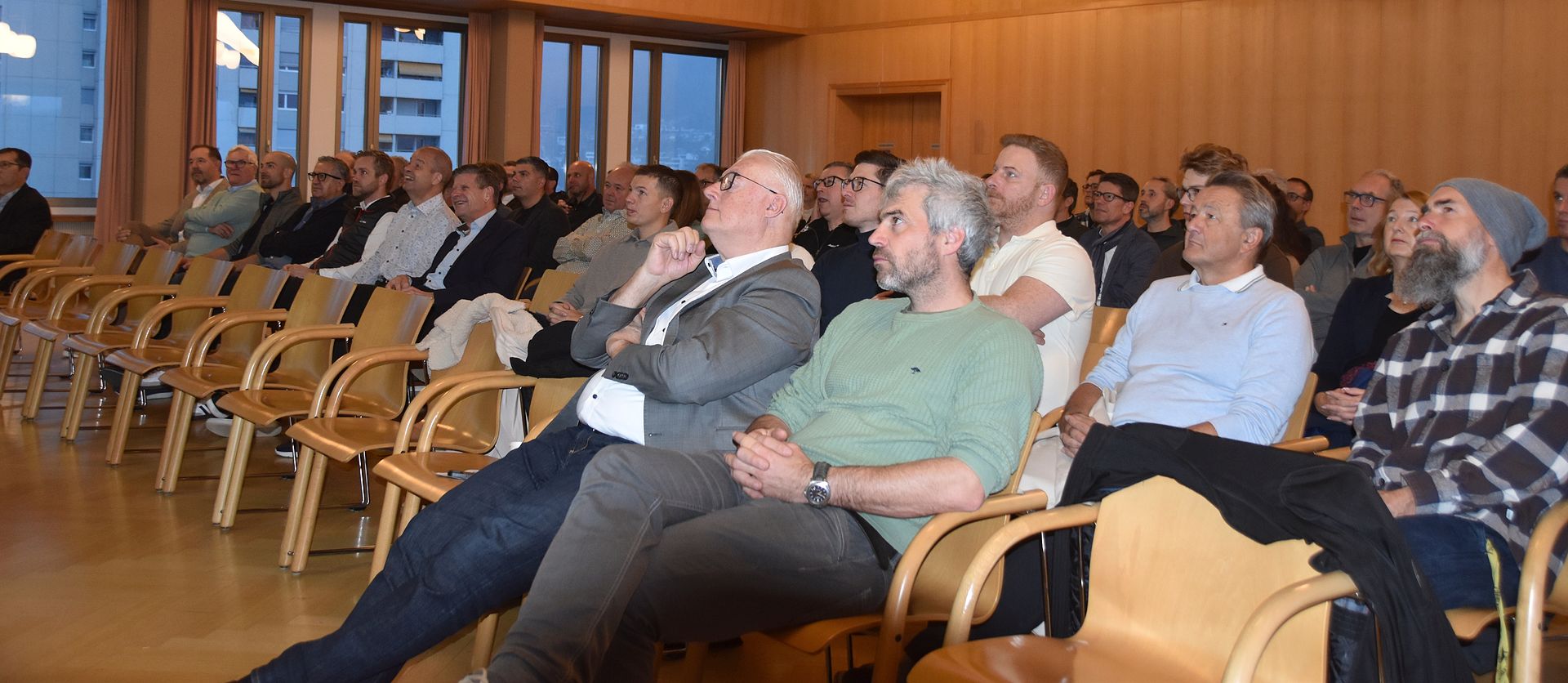 Vortrag über die «Golden Workers»: Ammann Roland Kuster (v.l.) und Gemeinderat Sandro Sozzi hören zu. Stefan Biedermann Vortrag über die «Golden Workers»: Ammann Roland Kuster (v.l.) und Gemeinderat Sandro Sozzi hören zu. Stefan Biedermann