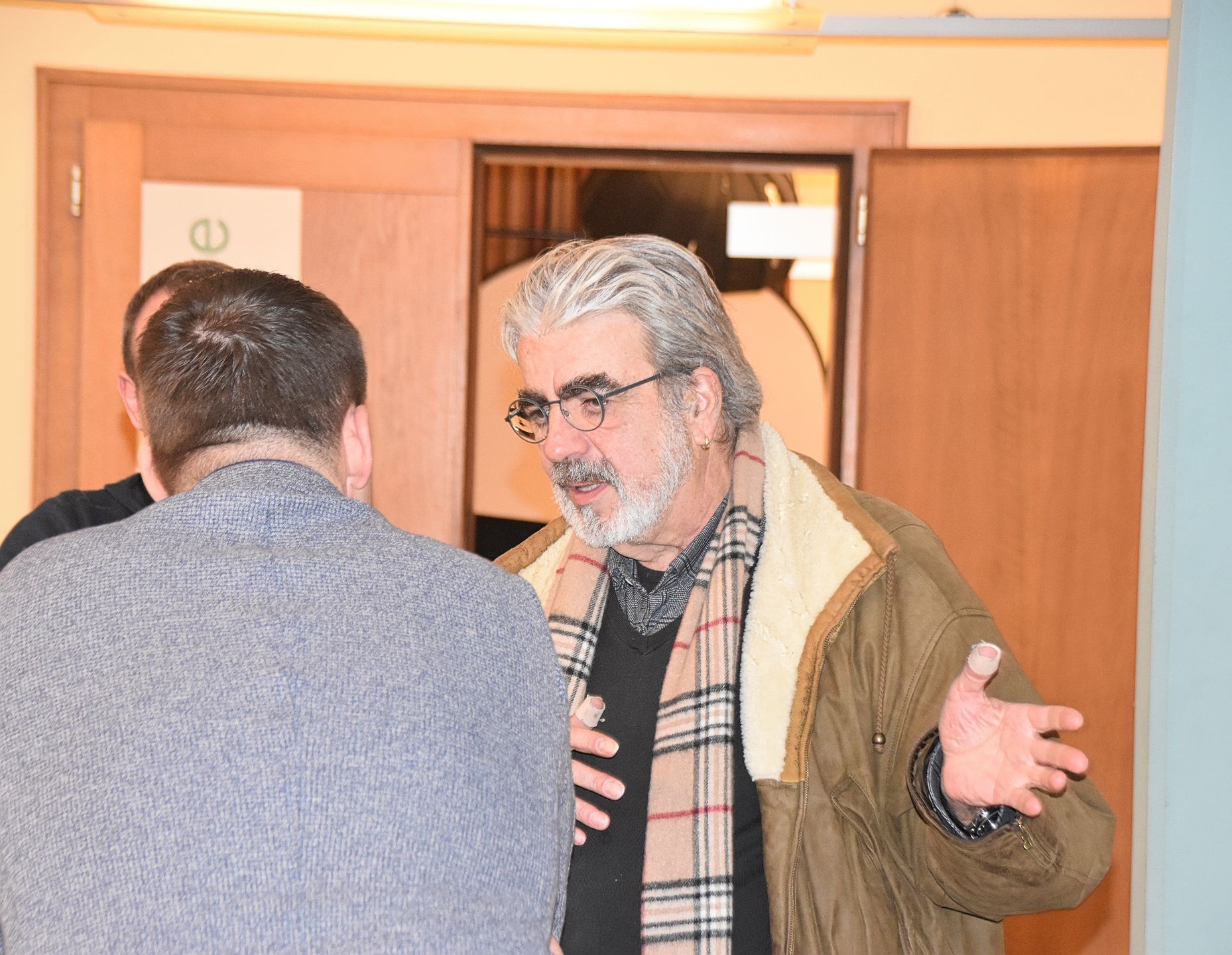 Auch er diskutiert: Vizeammannkandidat Philippe Rey. sbi Auch er diskutiert: Vizeammannkandidat Philippe Rey. sbi