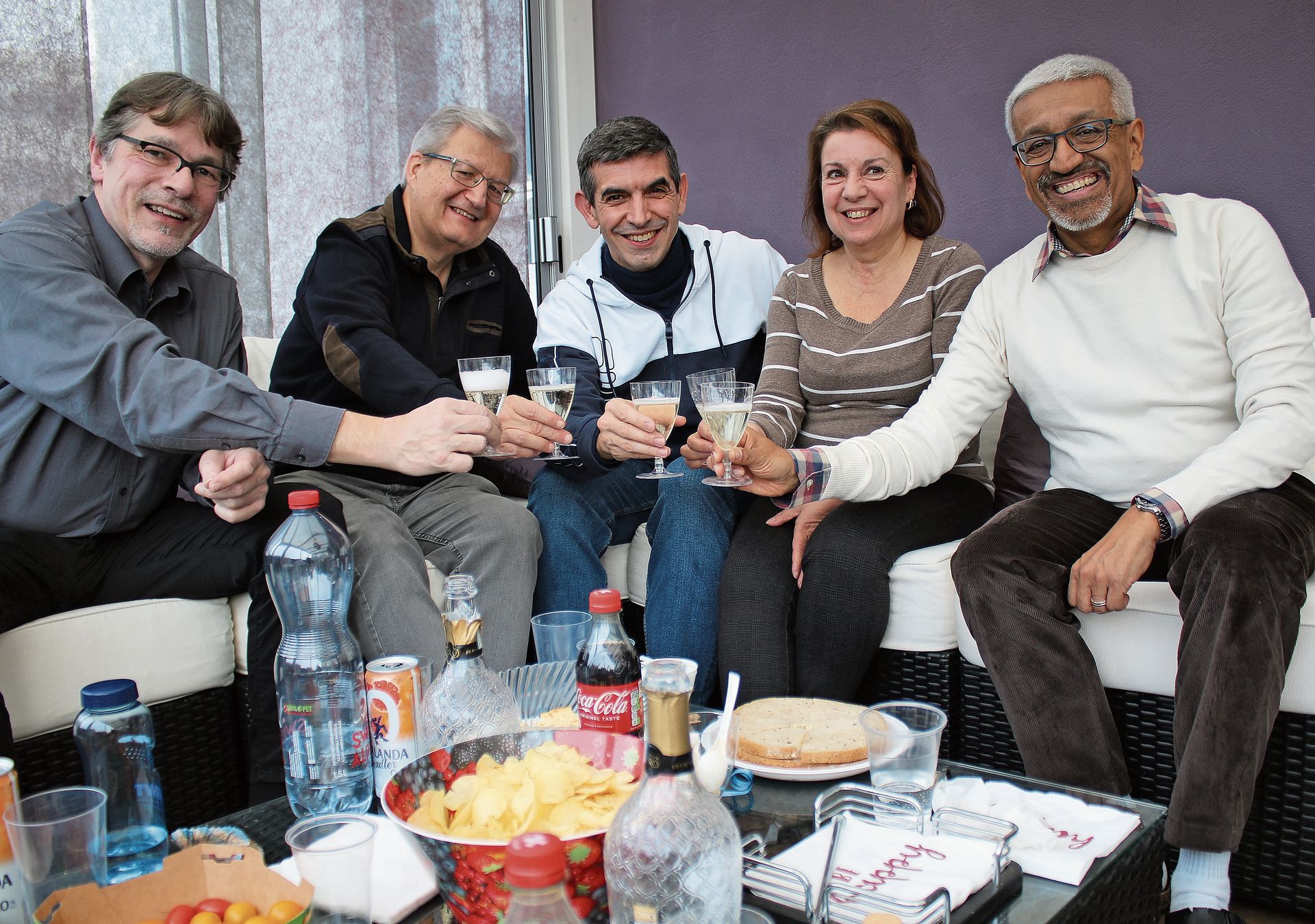 Orun Palit mit seinen Parteikolleginnen und -kollegen bei sich zu Hause. bär Orun Palit mit seinen Parteikolleginnen und -kollegen bei sich zu Hause. bär