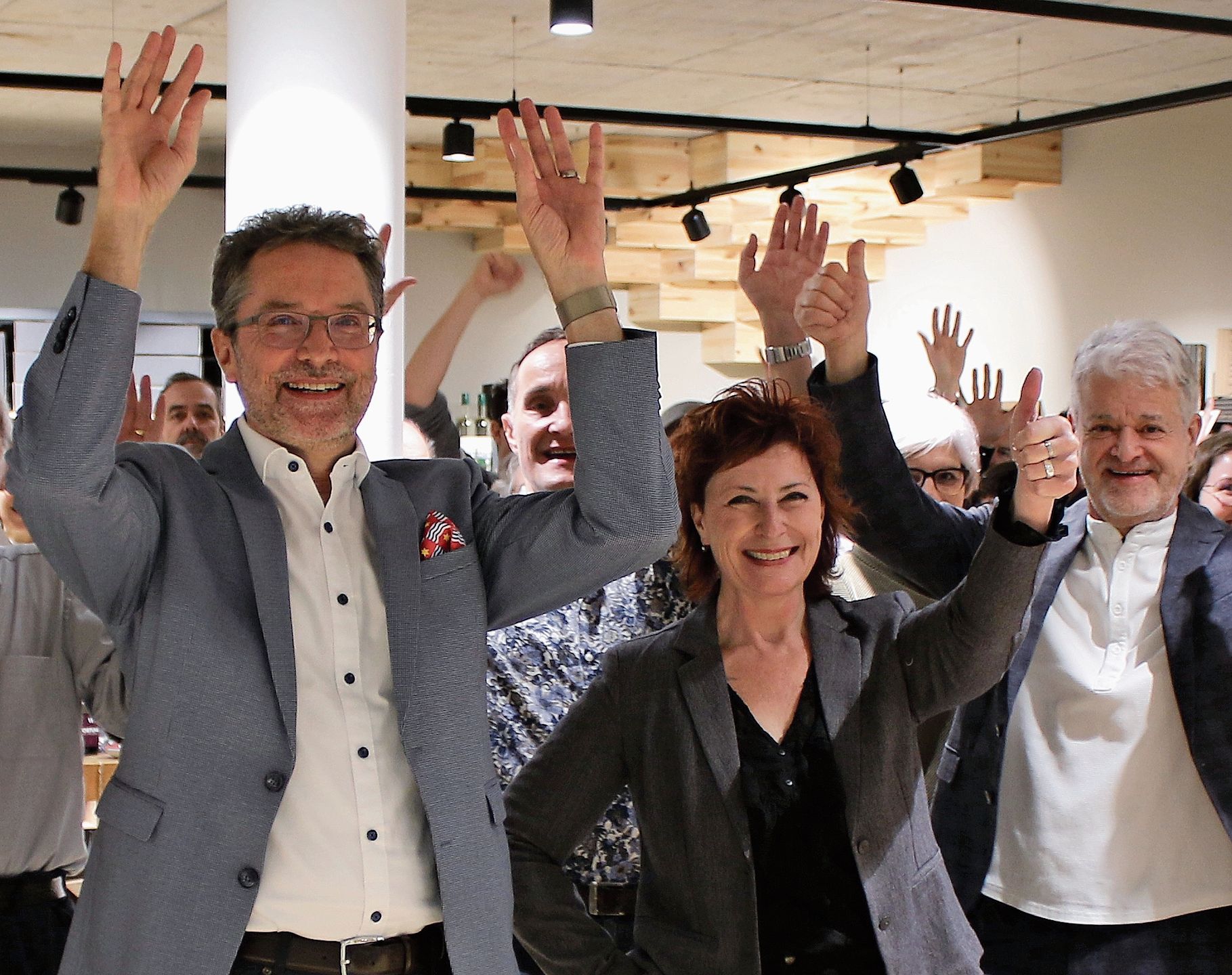 Jubel bei Christian Wassmer und der Präsidentin der Mitte-Ortspartei, Ursi Depentor, während der Wahlfeier. bär Jubel bei Christian Wassmer und der Präsidentin der Mitte-Ortspartei, Ursi Depentor, während der Wahlfeier. bär