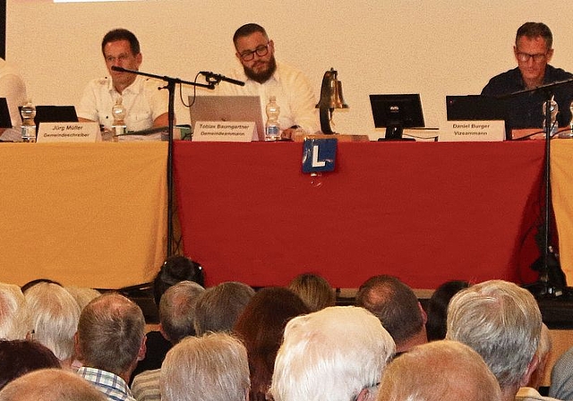 Der neu zusammengesetzte Gemeinderat an der Gemeindeversammlung vor über 200 Einwohnerinnen und Einwohnern. Melanie Bär