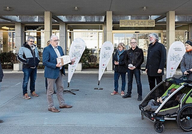 Gemeindeammann Roland Kuster nahm das Päckli mit den Unterschriften letzten Donnerstag entgegen.Severin Bigler