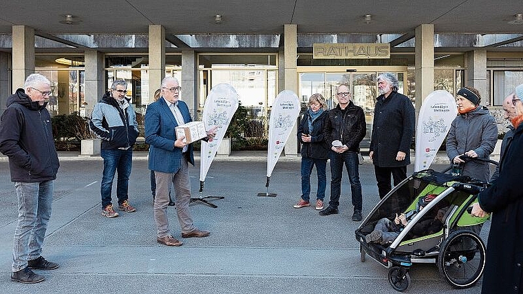 Gemeindeammann Roland Kuster nahm das Päckli mit den Unterschriften letzten Donnerstag entgegen.Severin Bigler