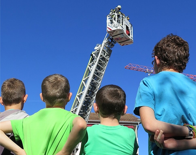 Der Nachwuchs beobachtet fasziniert einen Rettungs- und Löscheinsatz mit der Autodrehleiter.An diesem Posten zeigten die Feuerwehrleute dem interessierten Publikum einen Bergungseinsatz bei einem Autounfall.Mit dem Hydroschild wird verhindert, dass ein Brand auf weitere Gebäude übergreift. Den Regenbogen gibts gratis dazu. Fotos: skaOrdnung ist das A und O.