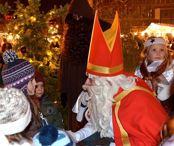 Der Samichlaus im Einsatz für die Würenloser Kinder während des Christchindlimärts.
