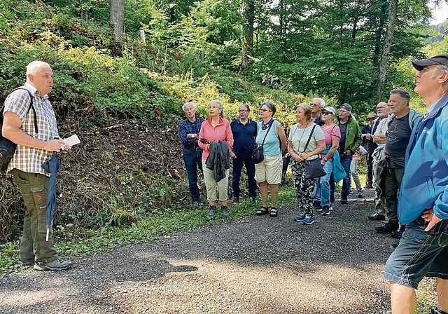 Revierförster Markus Byland führte die Interessierten am Waldumgang durch den Ortsbürgerwald in Neuenhof. 