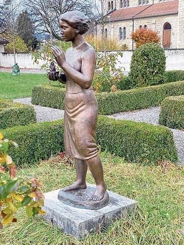 Der barocke Garten mit der lebensgrossen Mädchenfigur aus Bronze ist öffentlich zugänglich.bär