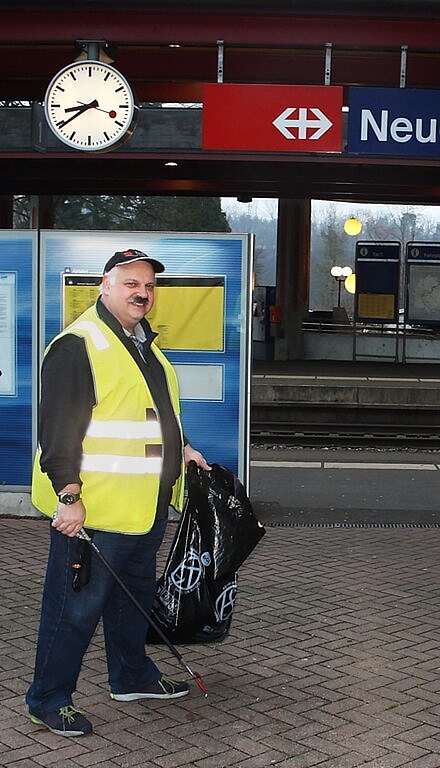 R.M.* reinigt im Rahmen eines Projekts das Bahnhofgelände. Foto: se