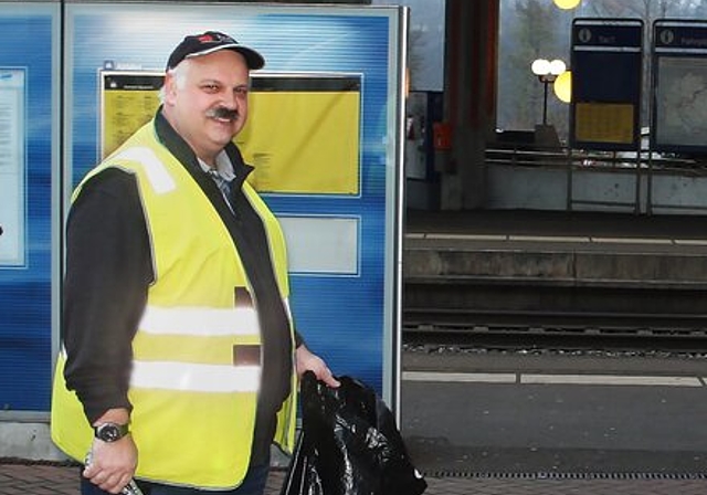 R.M.* reinigt im Rahmen eines Projekts das Bahnhofgelände. Foto: se