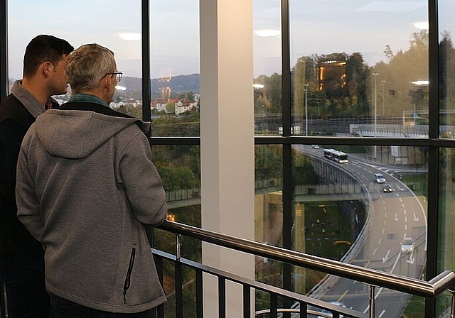 Die Gewerbler besichtigten das Hotel Ibisund warfen einen Blick aus dem Treppenhaus Richtung Neuenhof. (Melanie Bär)
