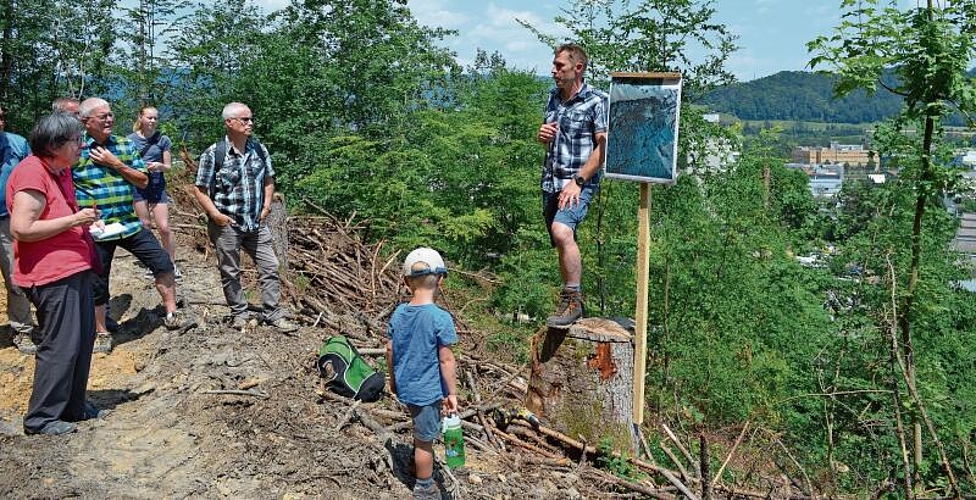 Förster Peter Muntwyler zeigt auf Luftaufnahmen, wie sich der Wald gewandelt hat.  ihk