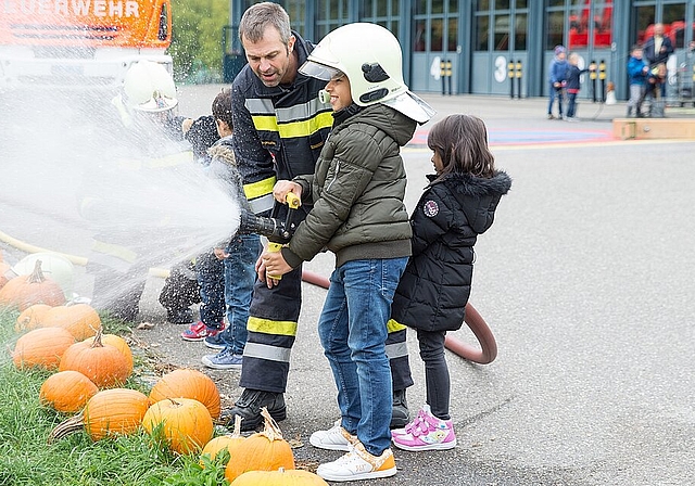 Einmal Feuerwehrmann sein: Kinder konnten am Ferien-Spass die Feuerwehr kennenlernen. (Barbara Scherer)
