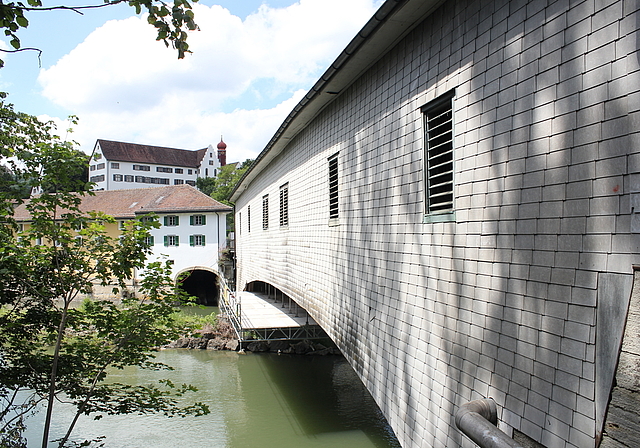 Die Holzbrücke, die Wettingen und Neuenhof verbindet, ist aussen mit Eternitschindeln verkleidet. Nach der Sanierung werden es wieder Holzschindeln sein. Rahel Bühler 
