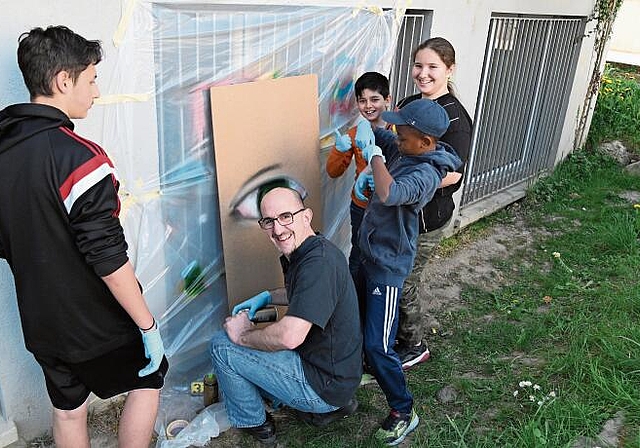 Gordian Hertli, Projektleiter von Iceroc, übt mit den Kids das Sprayen. Muriel Zweifel
