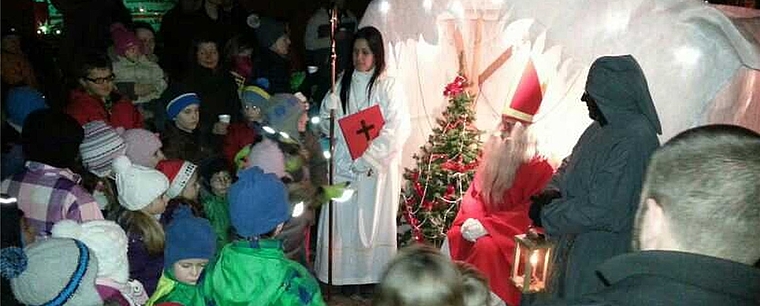 Der Samichlaus erzählte den Kindern die Geschichte vom Hasen und der Rübe. Foto: zVg