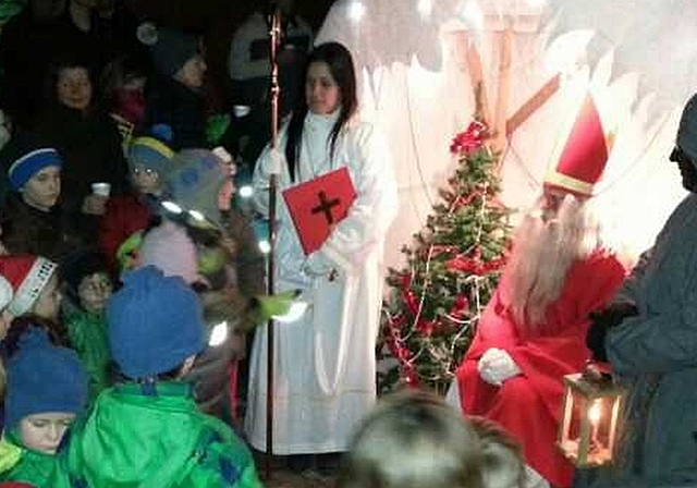 Der Samichlaus erzählte den Kindern die Geschichte vom Hasen und der Rübe. Foto: zVg