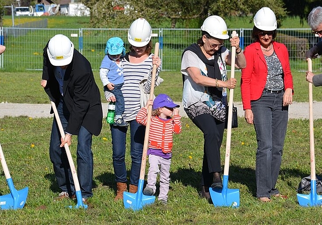 Von den 47 im Gatterächer geplanten Wohneinheiten sind bereits 31 verkauft: Die Besitzer beim Spatenstich. Foto: msDie künftigen Wohnungsbesitzer durften den Aushub gleich selber vornehmen.Für Volksfestatmosphäre beim Spatenstich sorgte dieser «