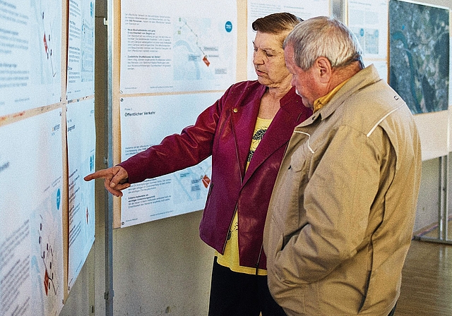 Interessierte informieren sich über die geplante Entwicklung im Tägerhard. Valentin Hehli
