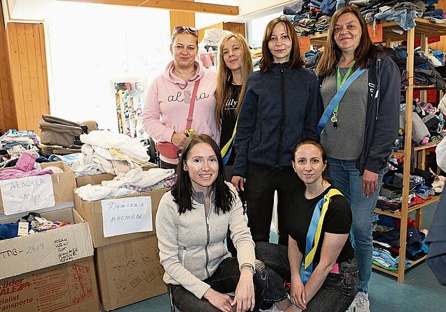 Gosha Zaranska (hinten links) mit freiwilligen Helferinnen im Kindergarten Zelgmatt in Killwangen. Melanie Bär