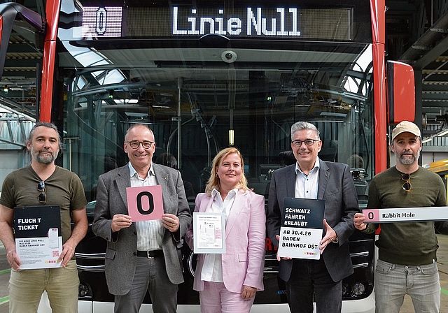 Vor dem Bus Linie Null: (l.) Künstler Frank Riklin, Markus Haas, Gemeindeammann Wettingen, Irina Leutwyler, Direktorin RVBW, Markus Schneider, Stadtammann Baden, und Künstler Patrik Riklin. Irene Hung-König