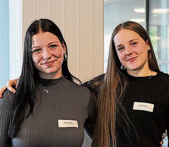 Die Lernenden Melina Byland (l.) und Anaïs Friedli begrüssen die Seniorinnen und Senioren beim Eingang.gk