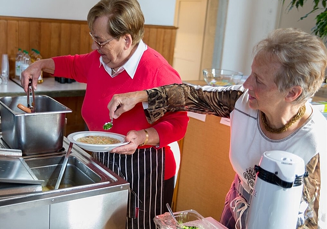 Teamwork – der reformierte Frauenverein und der katholische Frauenbund schöpfen zusammen aus.Fotos: bsDer Suppentag ist auch ein Wiedersehen mit Bekannten aus dem Dorf.