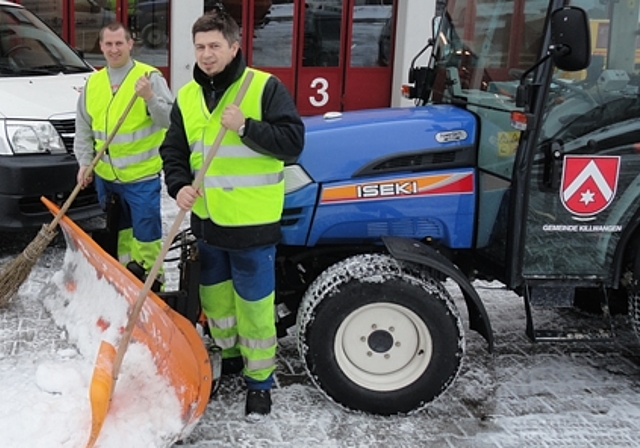 Christoph Schärer (l.) und Vaso Bajic sind seit November in Killwangen für die Schneeräumung und das Salzen der Trottoirs in Killwangen zuständig. Foto: zVg
