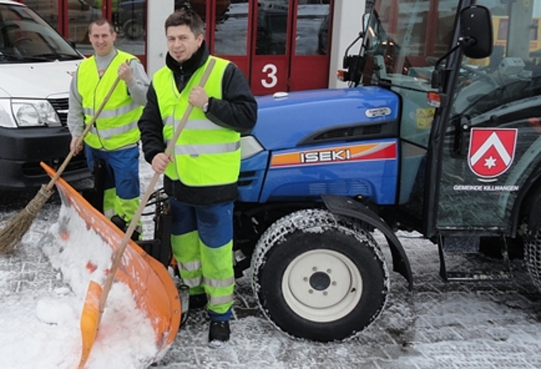 Christoph Schärer (l.) und Vaso Bajic sind seit November in Killwangen für die Schneeräumung und das Salzen der Trottoirs in Killwangen zuständig. Foto: zVg
