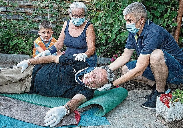 Was ist zu tun? Gärtner Walter Schärer simuliert einen Sturz von der Leiter. Gaby Kost