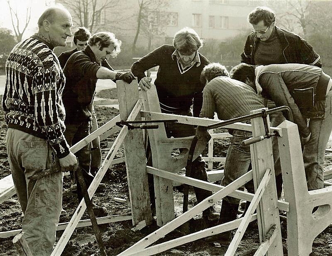 Gemeinsam bei der Arbeit 1978: Die Männer          bauen eine Sitzbank zusammen. Archiv/Guido Fosco