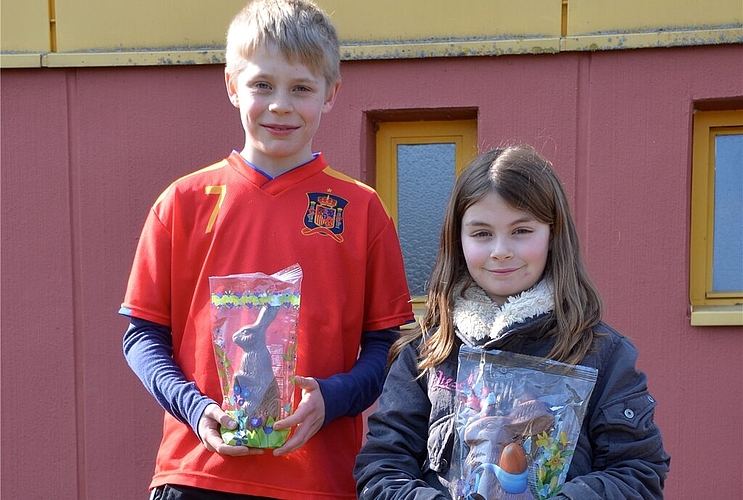 Zweitplatzierte Chelsea Merlini (r.) und Drittplatzierter Dominik Jonathan Malinski mit ihrem Gewinn.
