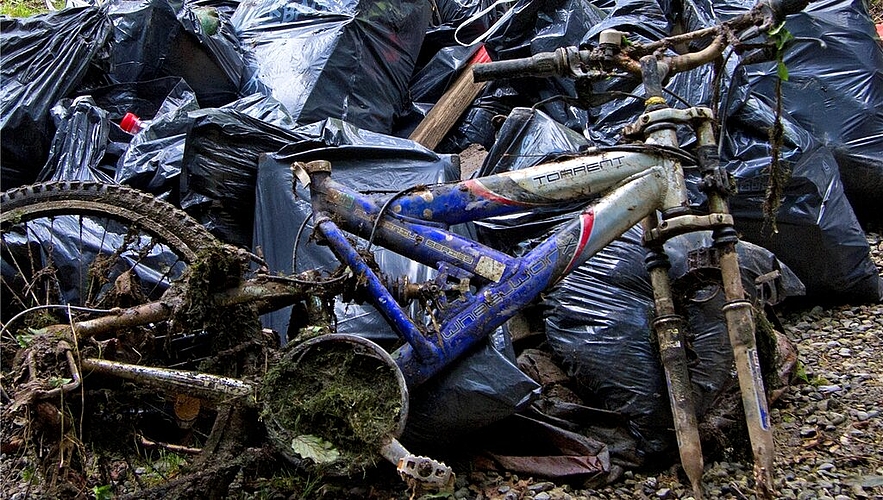 Dieses Jahr war die Bach-Putzete wirklich nötig. Die Kehrichtsäcke waren in kurzer Zeit randvoll. Fotos: zVgPutzete-Teilnehmer in Aktion.