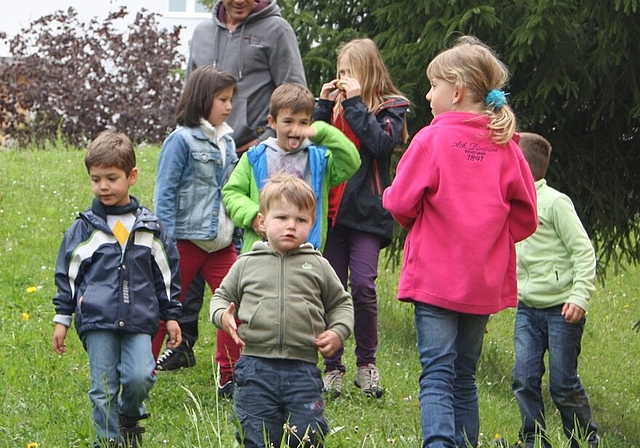 Eltern und Geschwister unterstützten die kleinen Ostereiersucherinnen und -sucher. Foto: se