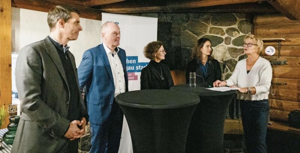 Podium zum Jubiläum: Co-Präsidentin Maja Wanner (r.) befragt Ständerat und FDP-Schweiz-Präsident Thierry Burkart (l.), Regierungsrat Stephan Attiger, Sabina Freiermuth, Präsidentin    Kantonalpartei, und Nationalrätin Maja Riniker. Valentin Hehli