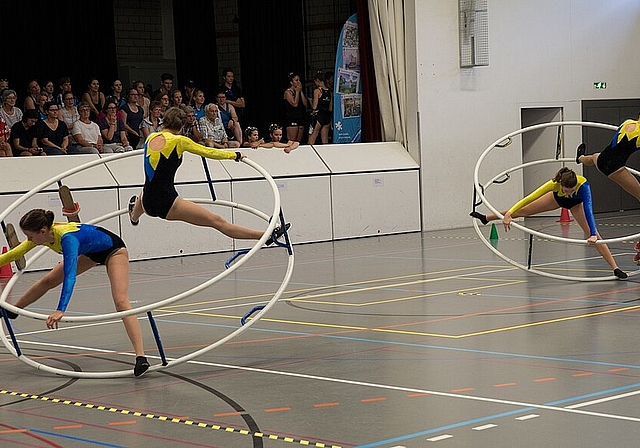 Die grosse Attraktion: In der Turnhalle fanden Rhönrad-Aufführungen statt. (Barbara Scherer)
