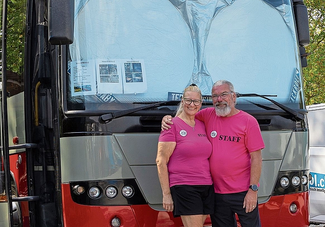 Die Organisatoren Esthi und Roli Erni vor dem Volvo, den sie vor vier Jahren gekauft haben.Fotos: Gaby Kost