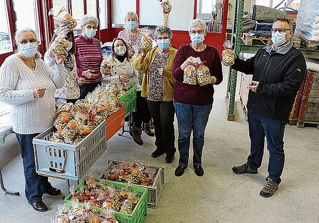 Sieben Landfrauen haben Chlaussäcke verpackt und Werner Scherer übergeben. Melanie Bär
